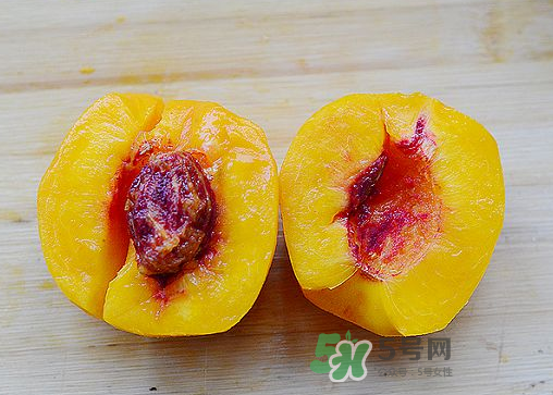 來月經(jīng)可以吃黃桃嗎？大姨媽來了可以吃黃桃嗎？