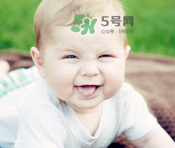 夏天寶寶頭上長紅疙瘩怎么回事？夏天寶寶頭上長東西怎么辦？