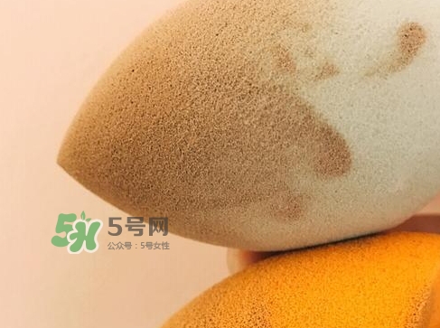 硅膠粉撲和海綿粉撲哪個(gè)好？硅膠粉撲和美妝蛋哪個(gè)好