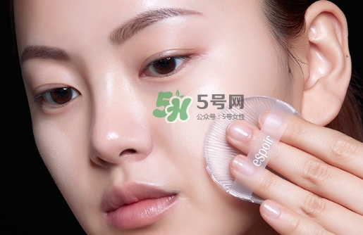 硅膠粉撲和海綿粉撲哪個(gè)好？硅膠粉撲和美妝蛋哪個(gè)好