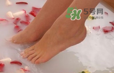 花椒水泡腳能降血壓嗎？泡腳是干花椒好還是鮮花椒好