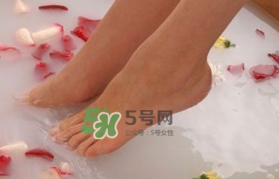 花椒水泡腳能治白發(fā)嗎？花椒水泡腳的禁忌