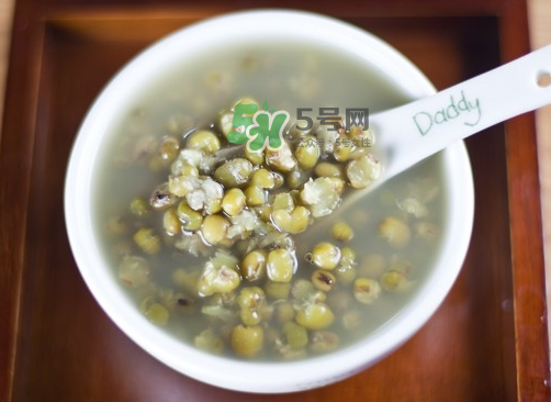 綠豆湯和牛奶能一起吃嗎？喝綠豆湯同時可以喝牛奶嗎？