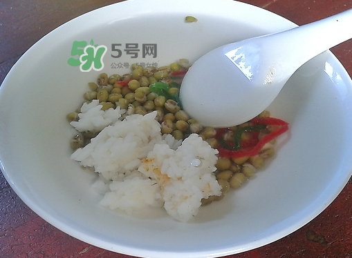 綠豆湯和牛奶能一起吃嗎？喝綠豆湯同時可以喝牛奶嗎？