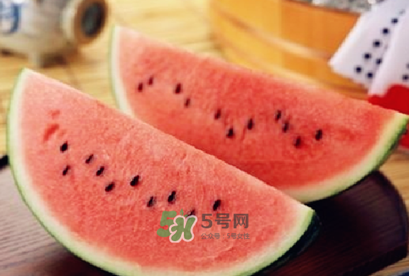 綠豆湯和西瓜可以同時吃嗎？綠豆湯可以和西瓜一起吃嗎？
