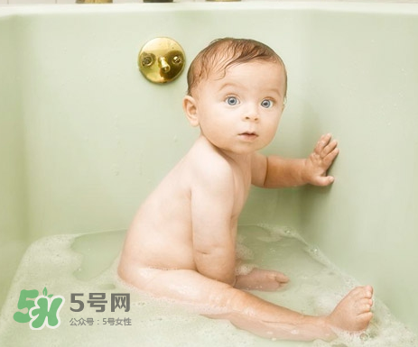 寶寶濕疹可以洗澡嗎？新生兒濕疹可以洗澡嗎？