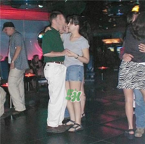 男人在公眾場(chǎng)合勃起如何化解尷尬？