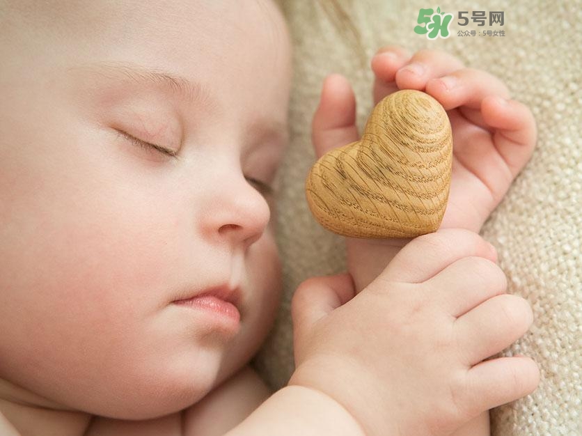 什么時(shí)候跟孩子分床睡好？嬰兒跟父母分房睡還是分床睡？