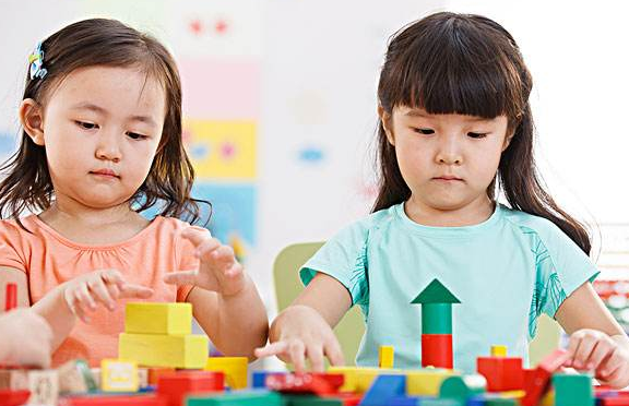 孩子在幼兒園受欺負(fù)怎么辦？孩子在幼兒園不合群怎么辦？