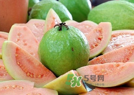 芭樂中間的籽可以吃嗎？芭樂榨汁籽要去嗎