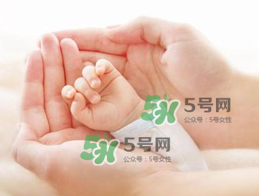 坐月子要穿內(nèi)衣嗎？坐月子不穿內(nèi)衣胸會下垂嗎？