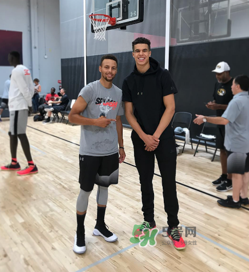 under armour curry4黑白配色什么時候發(fā)售？庫里第四代戰(zhàn)靴發(fā)售日期