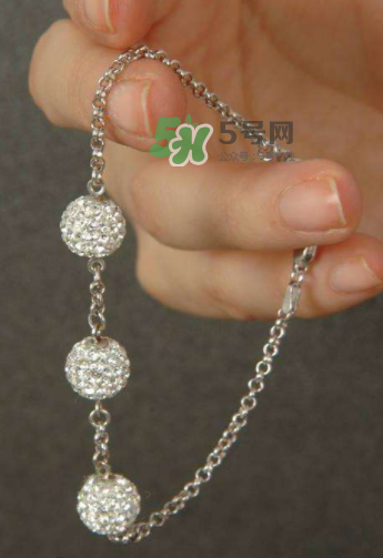 銀手鐲帶哪只手好？銀手鐲女性戴哪只手？