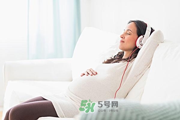 音樂(lè)胎教是媽媽聽(tīng)還是放在肚子上？胎教音樂(lè)有哪些？