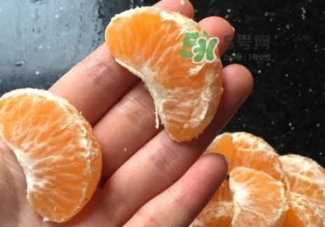 橘子里的白絲能吃嗎？橘子瓣上面的白絲吃了有什么好處？