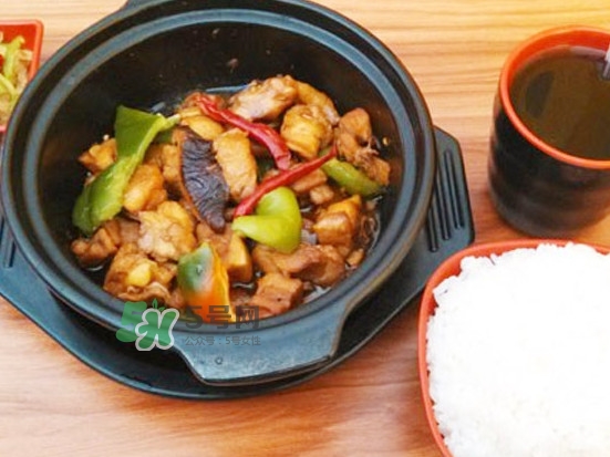 黃燜雞米飯多少錢一份？黃燜雞米飯?zhí)攸c是什么