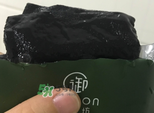 御泥坊水潤茶萃微囊黑面膜怎么用？