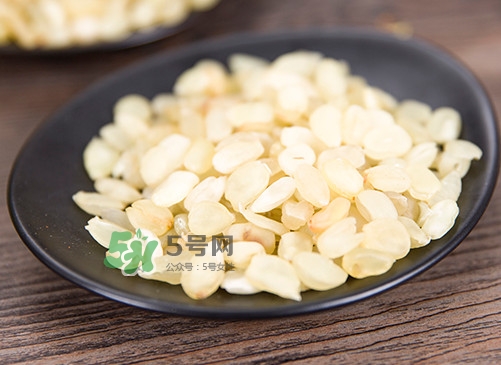 皂角米可以用熱水泡嗎？皂角米用冷水泡好還是熱水泡好