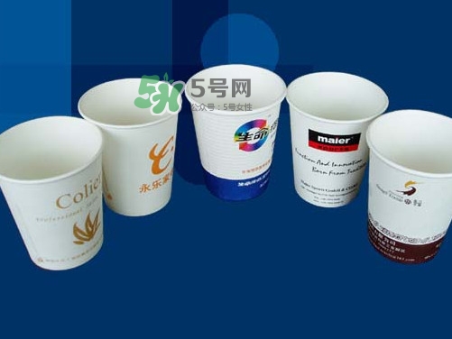 一次性紙杯可以裝開水嗎？能不能用一次性紙杯喝熱水？