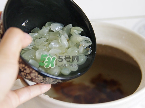 泡皂角米的水要倒掉嗎？泡皂角米的水有什么作用