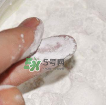 寶寶用爽身粉有危害嗎？爽身粉對(duì)寶寶有什么危害？