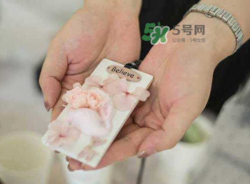 送永生花代表什么？一個(gè)男孩送自己永生花是什么意思？