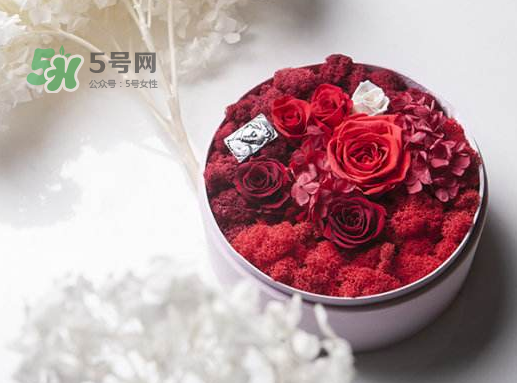 送永生花代表什么？一個(gè)男孩送自己永生花是什么意思？
