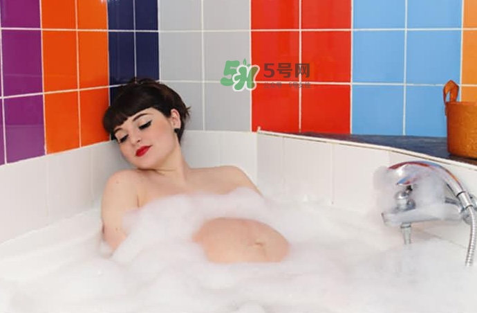 孕晚期洗澡可以搓肚子嗎？孕晚期洗澡注意事項