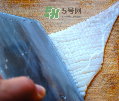 魷魚(yú)頭怎么切？魷魚(yú)怎么切花刀