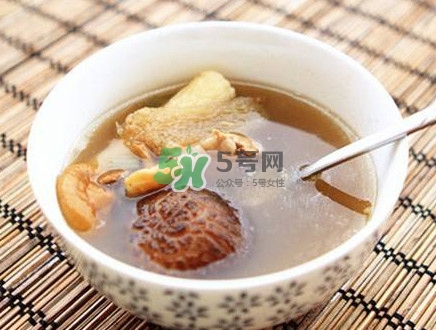 松茸煲排骨怎么做？松茸燉排骨有什么功效