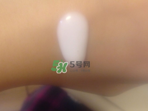 olay玉蘭油小白瓶小綠瓶哪個好？olay小白瓶小綠瓶區(qū)別