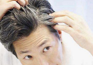 頭發(fā)白是什么原因引起的？頭發(fā)白吃什么能變黑？