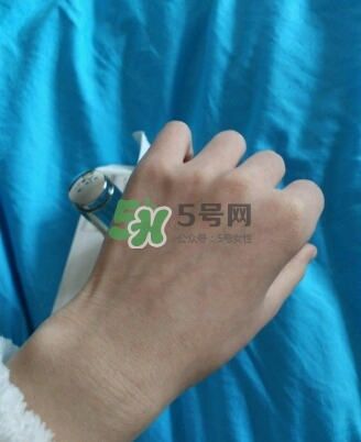olay淡斑小白瓶和olay光感小白瓶哪個好？