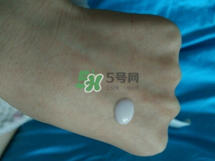 olay淡斑小白瓶和olay光感小白瓶哪個好？
