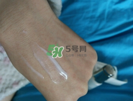 olay淡斑小白瓶和olay光感小白瓶哪個好？