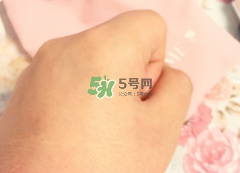 蘭蔻小黑瓶和sk2小燈泡哪個好？蘭蔻小黑瓶和小燈泡怎么用