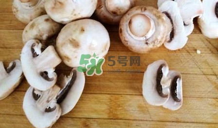 口蘑里面是黑色正常嗎？口蘑需要焯水嗎