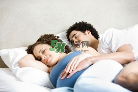 孕婦睡姿會影響寶寶嗎？孕婦睡姿對寶寶的影響