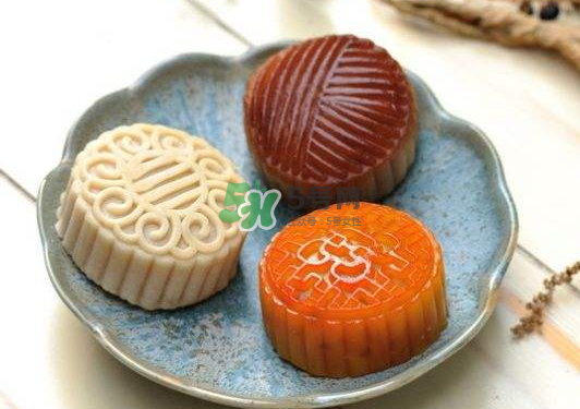 月餅烤裂了什么原因？月餅烤的時(shí)候?yàn)槭裁磿?huì)變形？