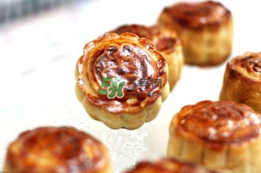 月餅烤裂了什么原因？月餅烤的時(shí)候?yàn)槭裁磿?huì)變形？