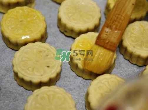 烤月餅刷蛋液還是蛋黃？月餅刷蛋液是全蛋液嗎？