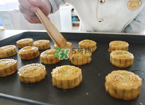 烤月餅刷蛋液還是蛋黃？月餅刷蛋液是全蛋液嗎？
