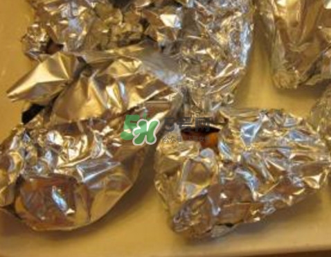 錫箔紙可以放微波爐嗎？錫箔紙可以放入烤箱嗎