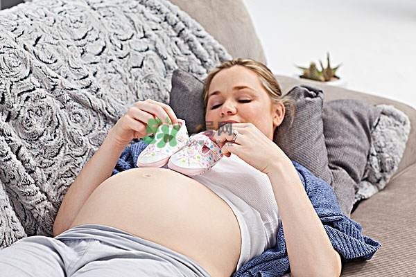 孕晚期肚子有規(guī)律的跳動是胎動嗎？