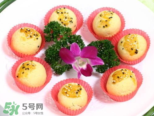 為什么蛋黃酥的皮很硬？蛋黃酥油皮太硬怎么辦？