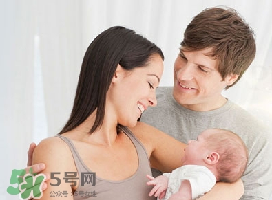 抱新生兒可以晃動(dòng)嗎？抱新生兒的正確方法圖