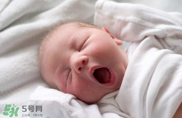 寶寶驚厥是什么癥狀？如何區(qū)別寶寶驚厥和驚跳？