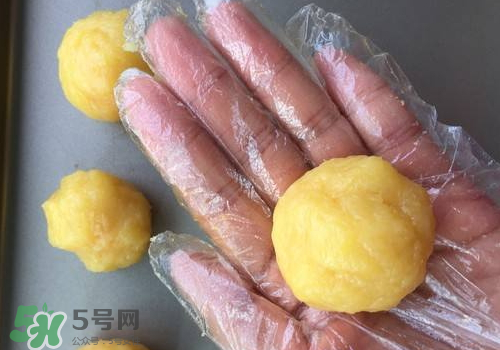 蛋黃酥油皮怎么揉出膜？蛋黃酥油皮不出膜怎么辦？