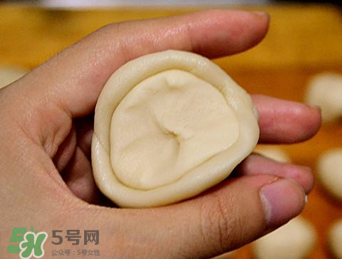 蛋黃酥油皮破了怎么辦？做蛋黃酥油皮破皮原因