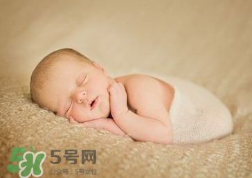 剪臍帶時(shí)寶寶會(huì)不會(huì)疼？剪臍帶寶寶疼嗎？